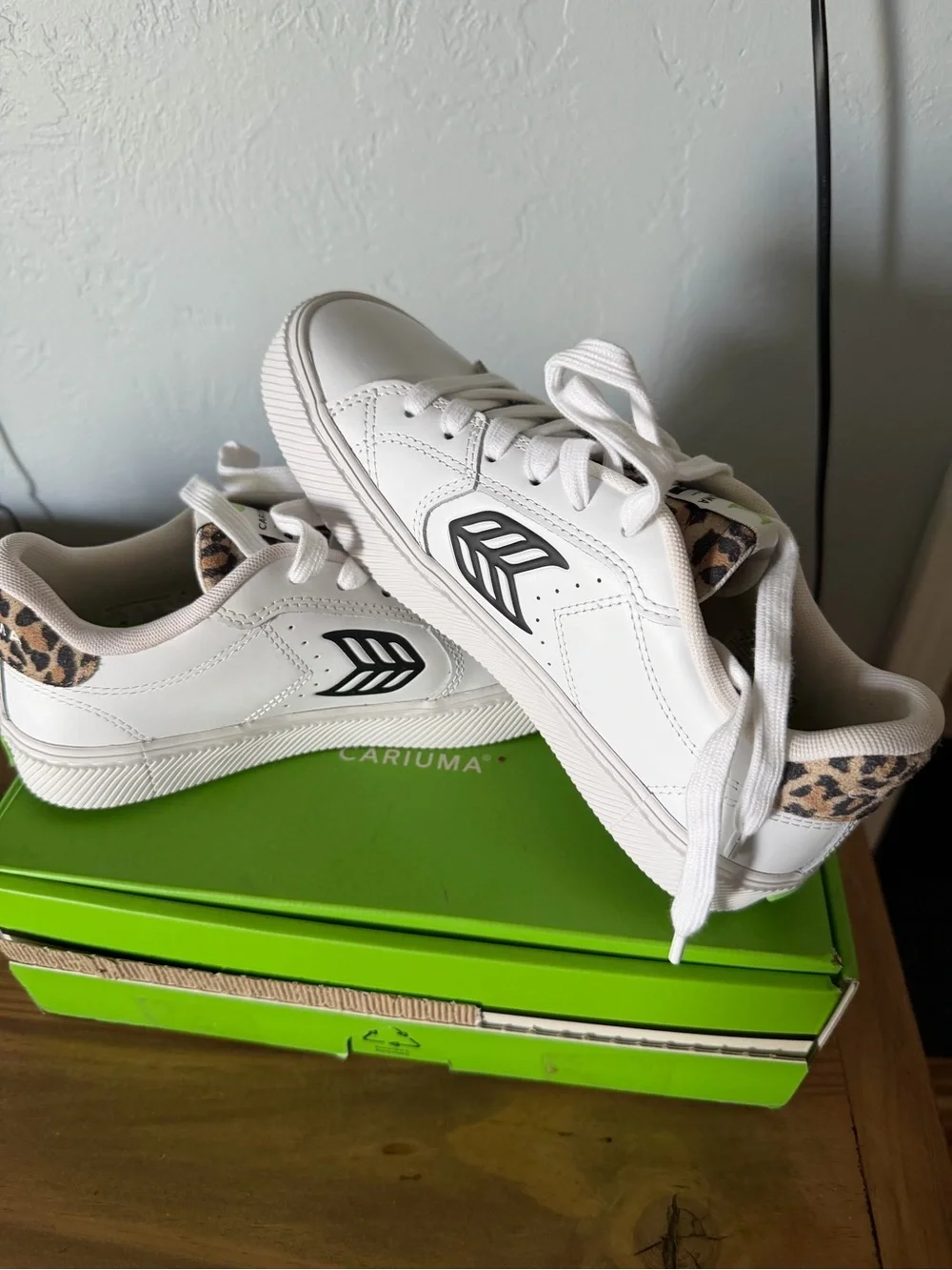 Cariuma Salvas White Leather Low-Top Sneakers 7.5 women’s.